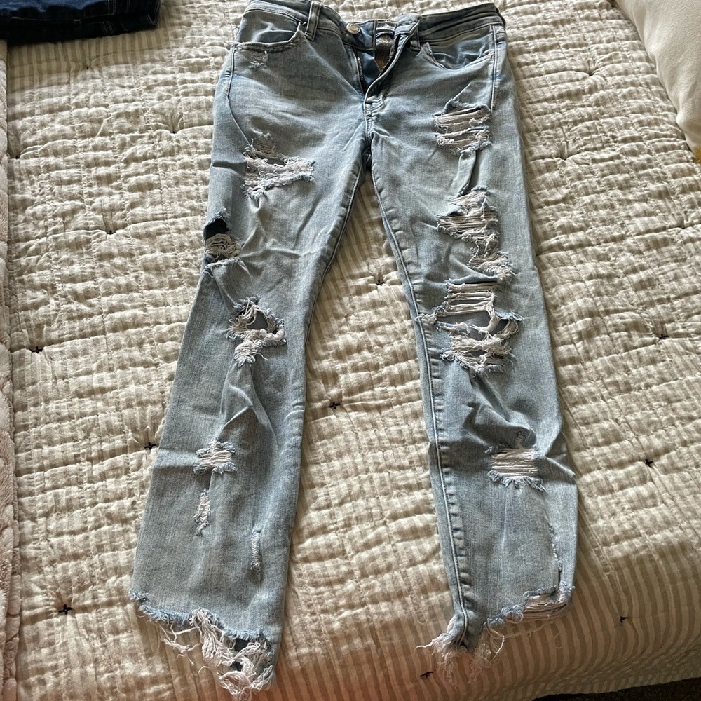 Women’s size 8 America Eagle relaxed distressed jean